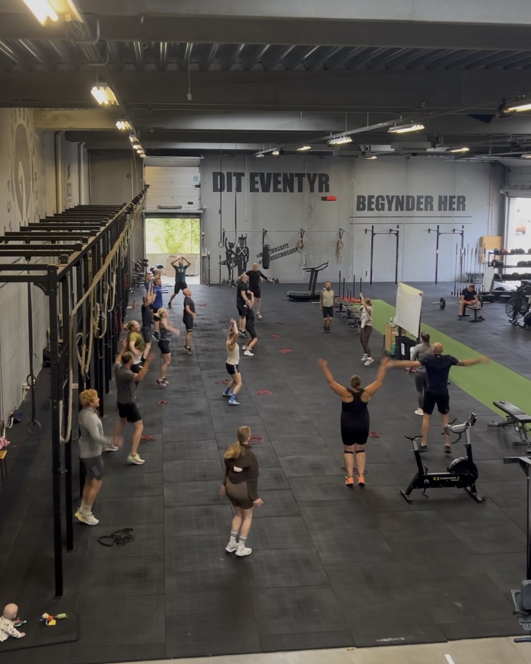 Børn og voksne på hold i HCA CrossFit
