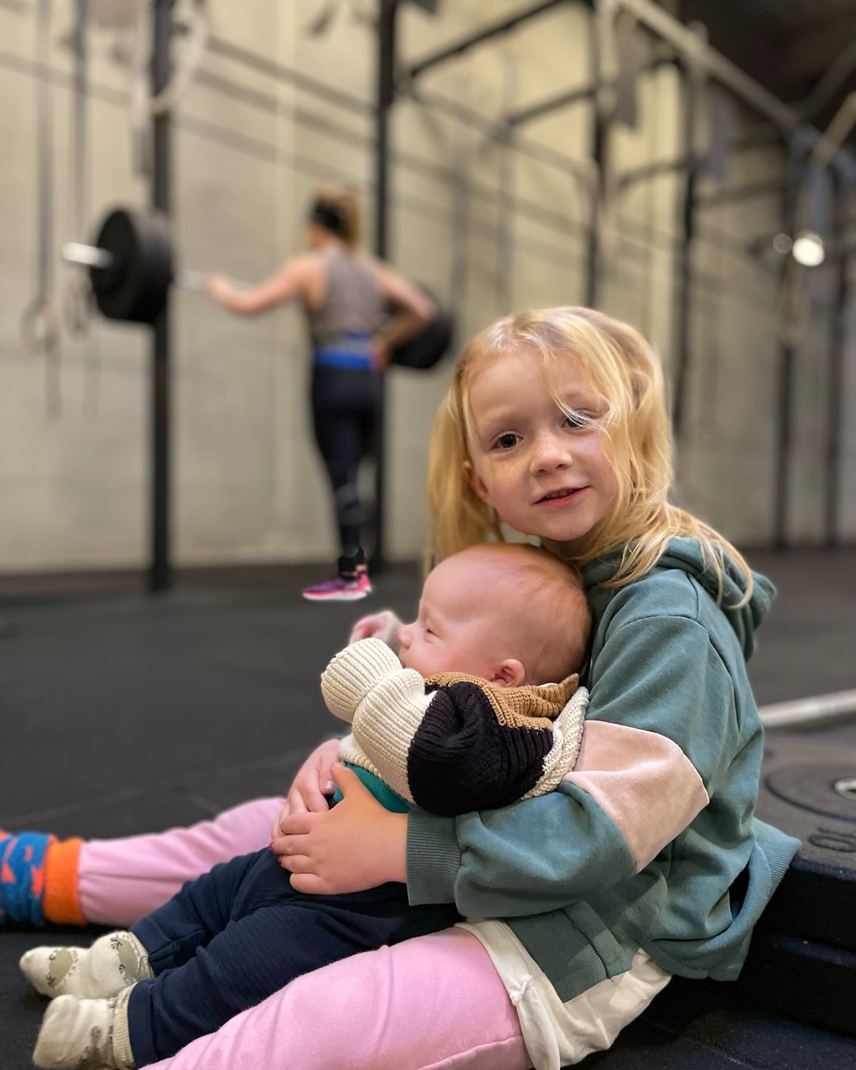 Storesøster med sin lillebror i boxen