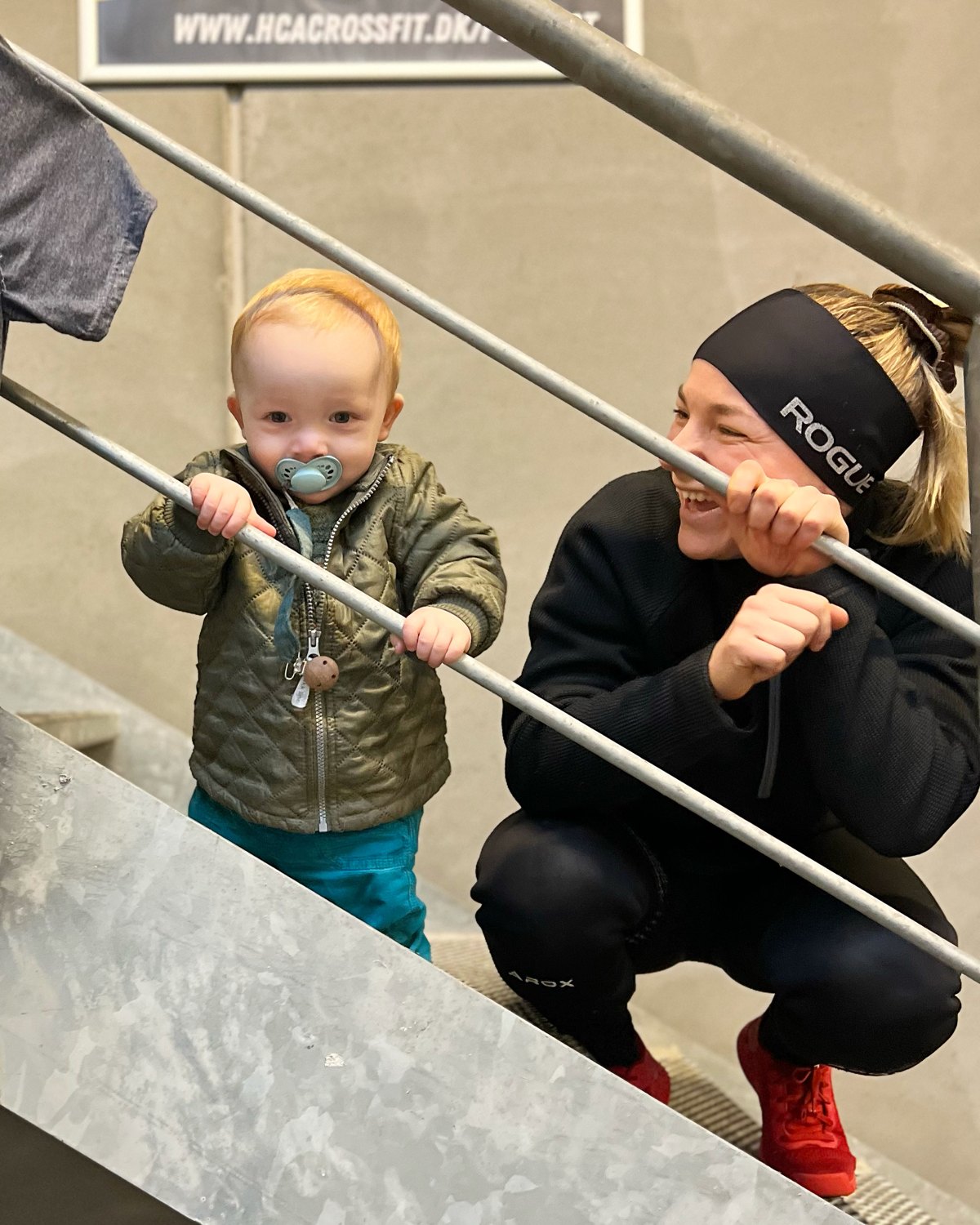 Lille barn på trappen med sin mor